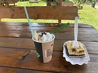 Eiskaffee, mit Vanille & Zahne und Kirsch-torte