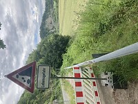 Hekwerk met vangrail van de heenweg