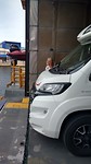 De ferry, de camper kan er met moeite op, zie vangnet vooraan!