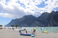 Strand tussen de bergen