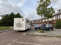 Daar komt ie..ff in parkeren