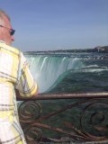 Johan kijkt uit over Horseshoe Fall