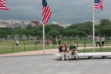 En samen op een bankje bij het Washington Memorial