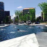 Uitzicht over de fontein op NewYork avenue