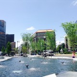 Uitzicht over de fontein op NewYork avenue