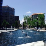 Uitzicht over de fontein op NewYork avenue