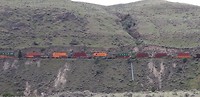 Trein langs de bergwand bij de camping