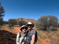 Met Uluru op de achtergrond
