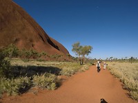 De wandeling langs de basis van Uluru