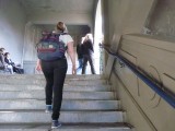 Esmee gaat de trap weer op