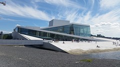 Het opera gebouw in Oslo aan het water, de "ijsschots"