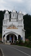 Ieder dorp heeft hier zijn eigen orthodoxe kerk, telkens met vijf torens