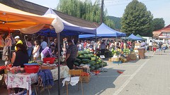 De wekelijkse markt in Saliste...echt overal verkopen ze watermeloenen