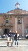 De basiliek in de binnenstad van Valencia, met Frank en Ineke