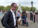 Tja....geen prullenbakken bij Buckingham palace