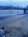 Een strandkunstenaar bij de Thames