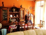 De woonkamer van la casa de Rodrigo en zijn ouders, met zijn vader