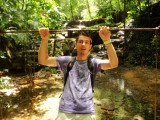 Op een hangbrug in de jungle