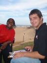 Mildred en Austin tijdens de beach project