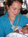 In de taxi krijg ik baby van een vreemde op schoot