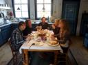 mama en haar kroost weer compleet aan de lunch
