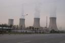 Energiecentrale tegenover het dorp