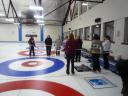 Wachten op de instructies in de curlinghal