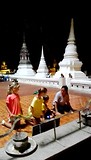 Offers brengen in dede cave tempel, Petchaburi
