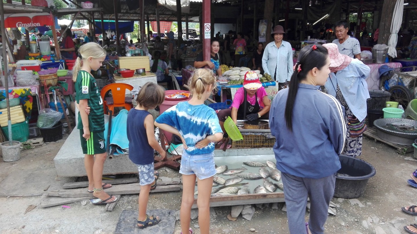 Bij de vismadam op de markt