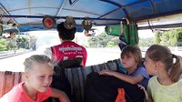 Gepakt en gezakt met de tuk tuk onderweg naar de grenspost