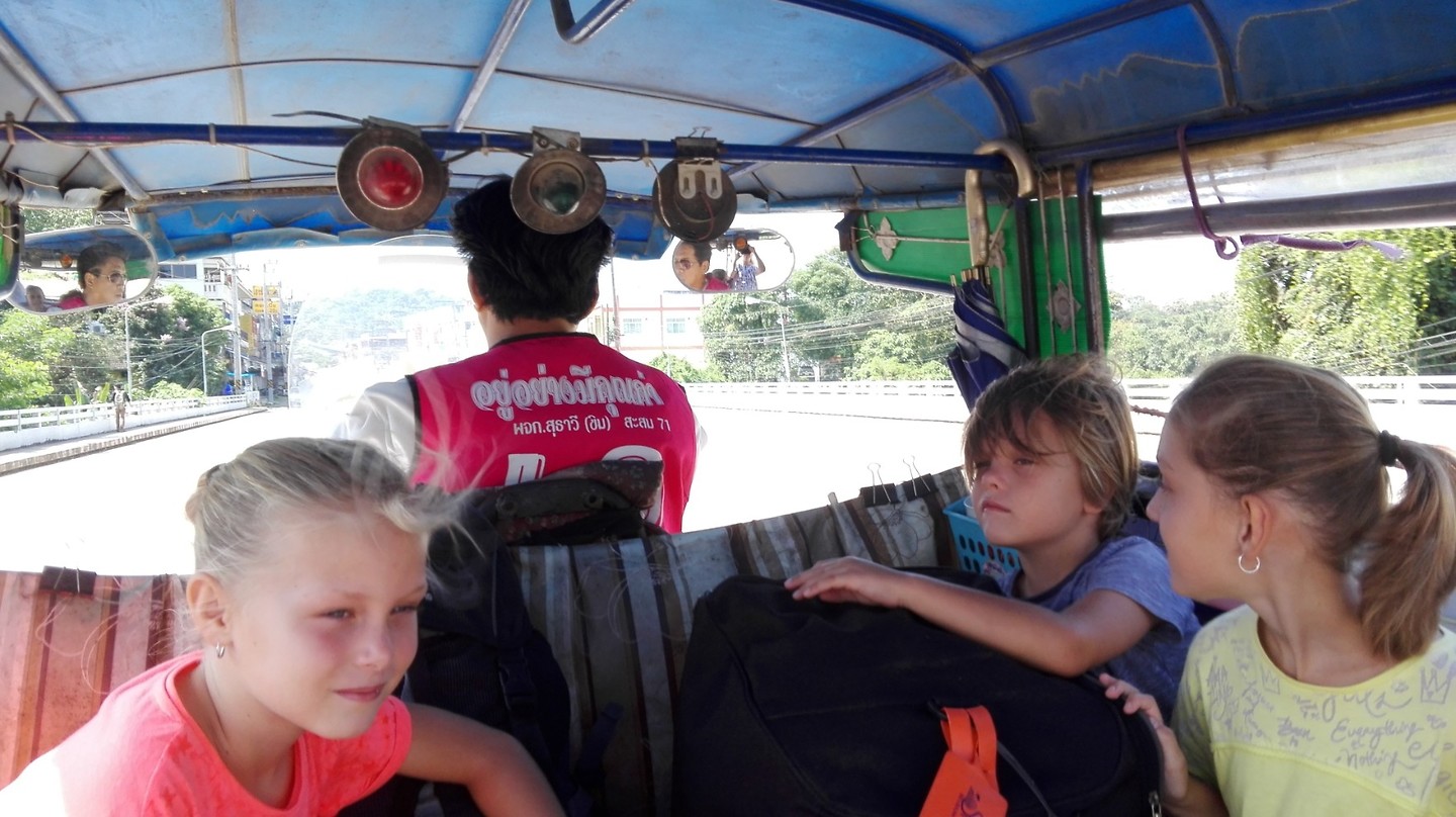 Gepakt en gezakt met de tuk tuk onderweg naar de grenspost