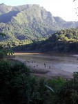 Spelende kinderen aan de rivier, uitzicht vanop het terras