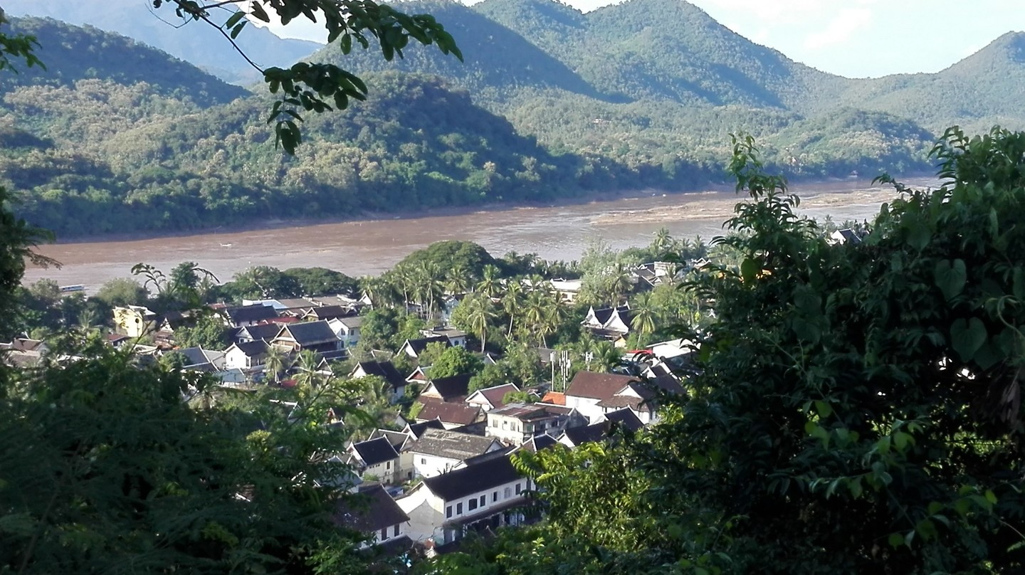 Uitzicht over de stad op de phou si berg