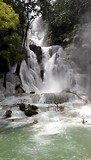 Bruut geweld Kuang Si waterval