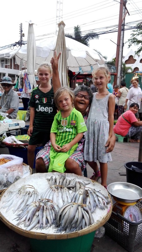 Op de foto met één van de marktkramers in phimai
