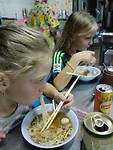 Lekkere noodle soup slurpen