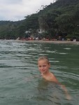 Zicht op het strand vanuit het water