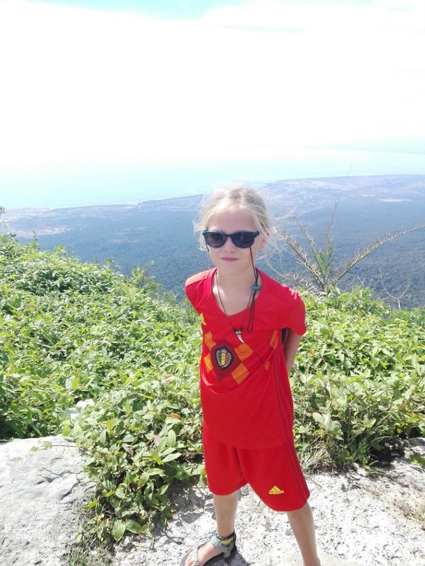 Je kan de kuststrook mooi zien bij helder weer vanaf Bokor hill