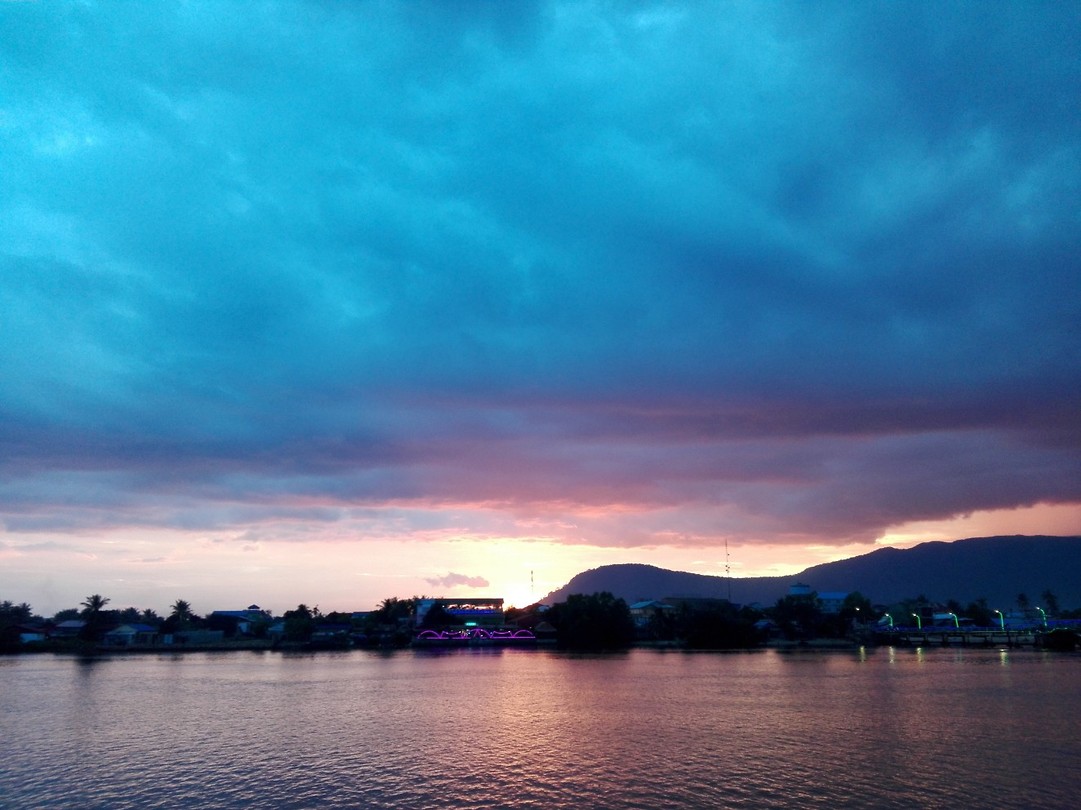 Sunset Kampot. Vanaf de boot op zoek naar vuurvliegjes