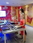 Hamburgers maken bij MC