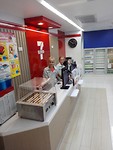 Winkeljuffrouw bij de 7Eleven, plaatselijke Okay