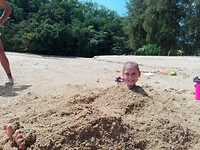 Elkaar ingraven op het strand