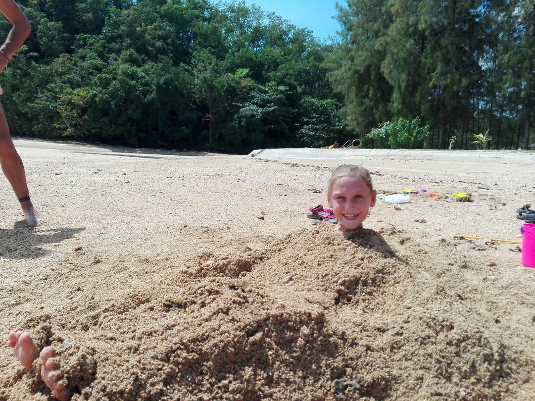 Elkaar ingraven op het strand