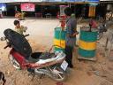 Effe tanken voor vertrek. 1dollar per liter
