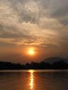 Zonsondergang aan de rivier.