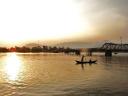 Zonsondergang aan de rivier.