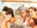 Met 3 op de brommer en nog aan 't bellen ook!