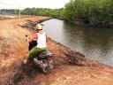Offroad langs de mangrovebossen.