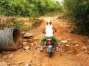 Hobbel de hobbel offroad naar de waterval.