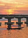 Zonsondergang in K Kong aan de brug naar Thailand.